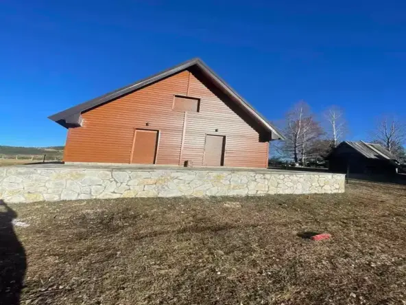 Das neue Haus neben dem zweiten befindet sich auf demselben Grundstück mit der Möglichkeit, es in zwei Grundstücke aufzuteilen. Standort Borje (direkt hinter den Häusern des Stammes). Dieses Haus ist besser ausgestattet und eingerichtet. Installierte Fußbodenheizung. Haus 84 m + 2. Stock. Zur Legalisierung eingereicht. Ein Grundstück für zwei Häuser mit der Möglichkeit zur gemeinsamen Nutzung von 303 m2. Ein Parkplatz im Hof. Direkt hinter dem Stamm.