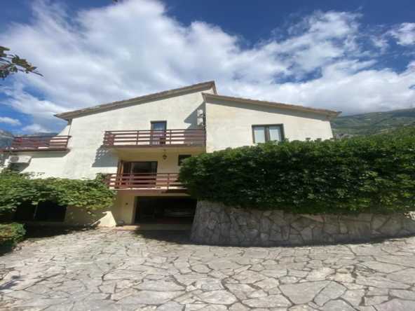 Villa mit Panoramablick auf die Bucht von Kotor